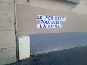 Temporary graffiti stating 'Le Pen c'est tourjours la haine'.